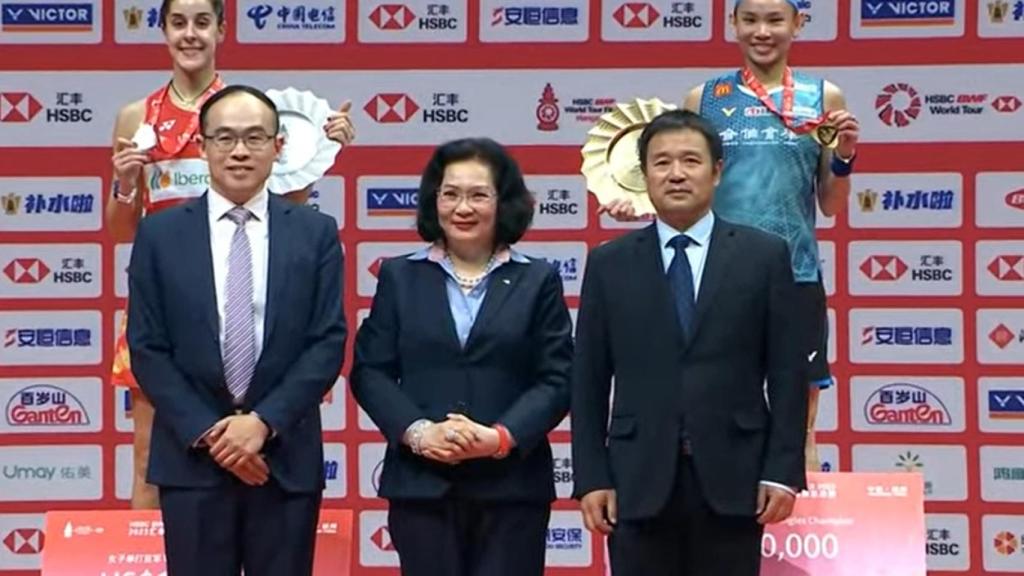 Carolina Marín, con su medalla de subcampeona de las BWF Finals.