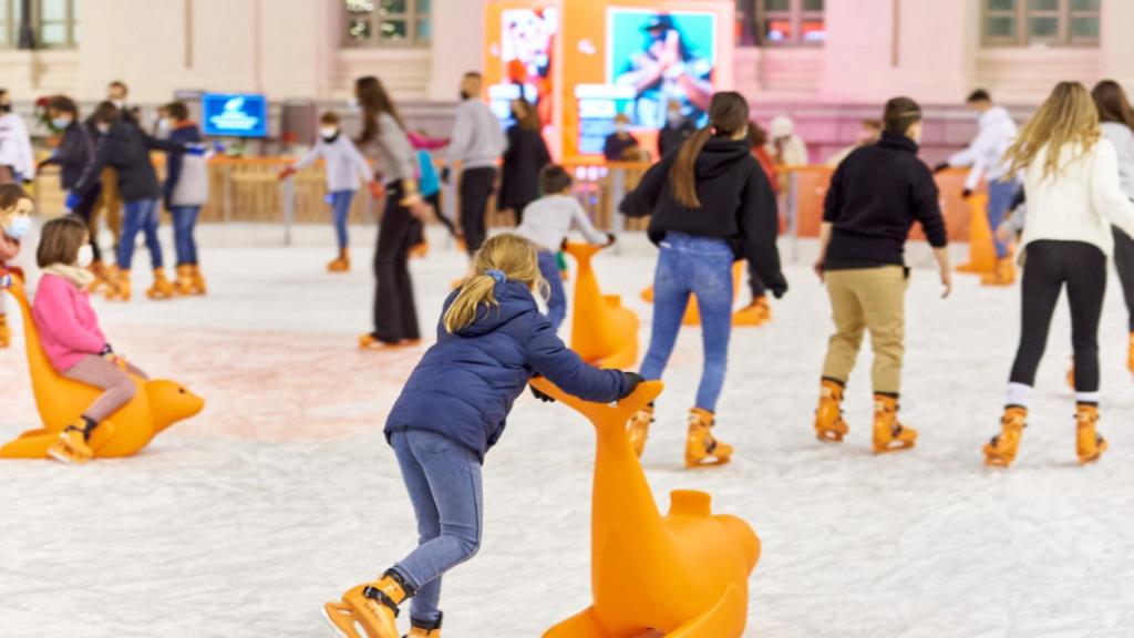 Una imagen de la pista de hielo del Palacio de Cibeles.