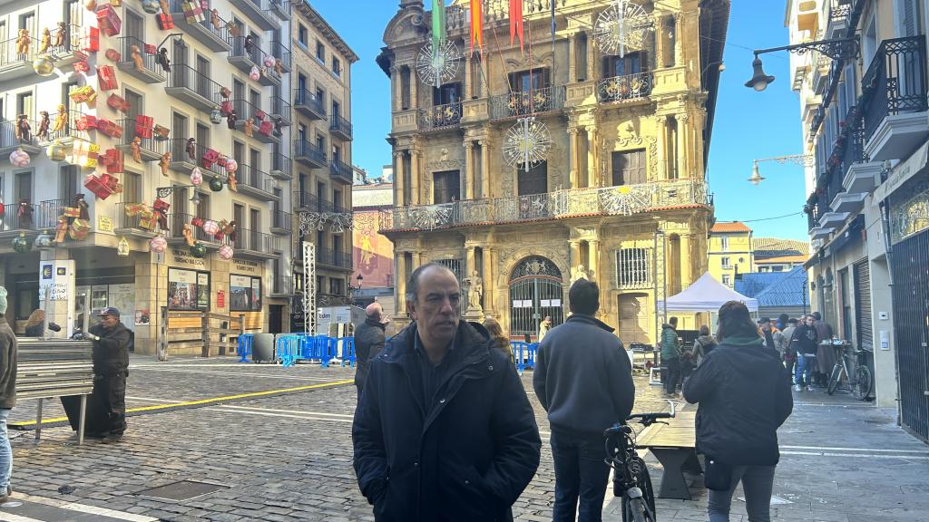 Carlos García Adanero, frente al Ayuntamiento de Pamplona, este domingo.