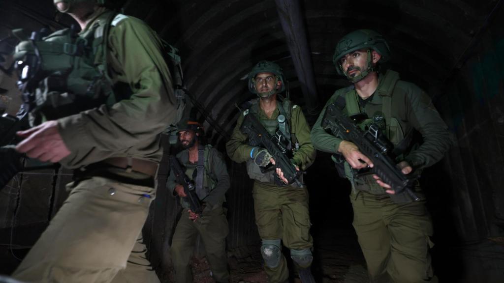 El Ejército israelí dentro de un túnel a 400 metros del cruce de Erez entre Gaza e Israel.