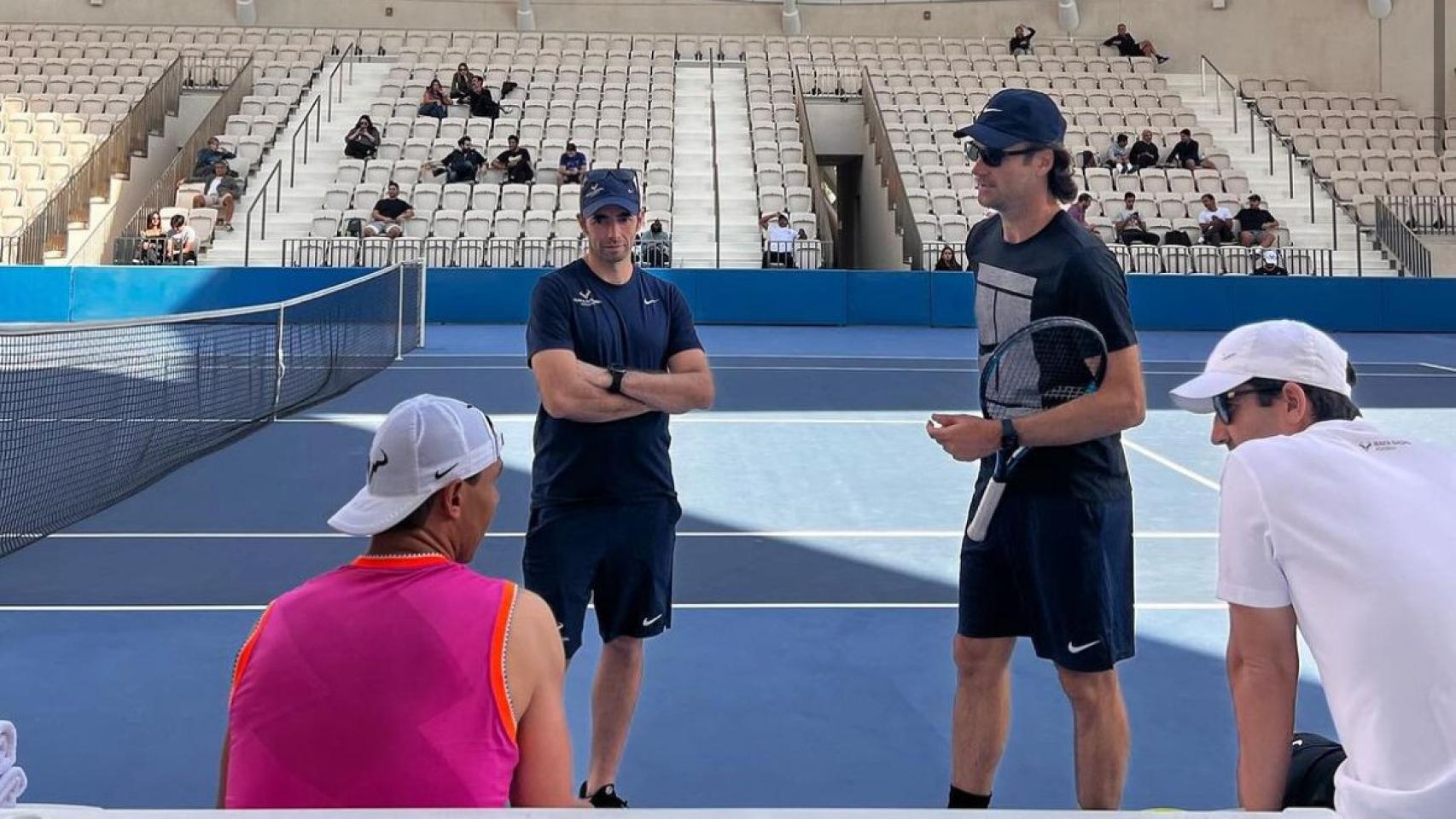 Rafa Nadal habla con Carlos Moyà y el resto del equipo técnico durante un entrenamiento en Kuwait.