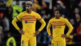 Araujo y Kounde, abatidos tras el empate frente al Valencia