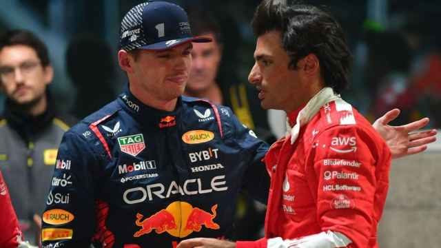 Carlos Sainz se saluda con Max Verstappen antes de una carrera.