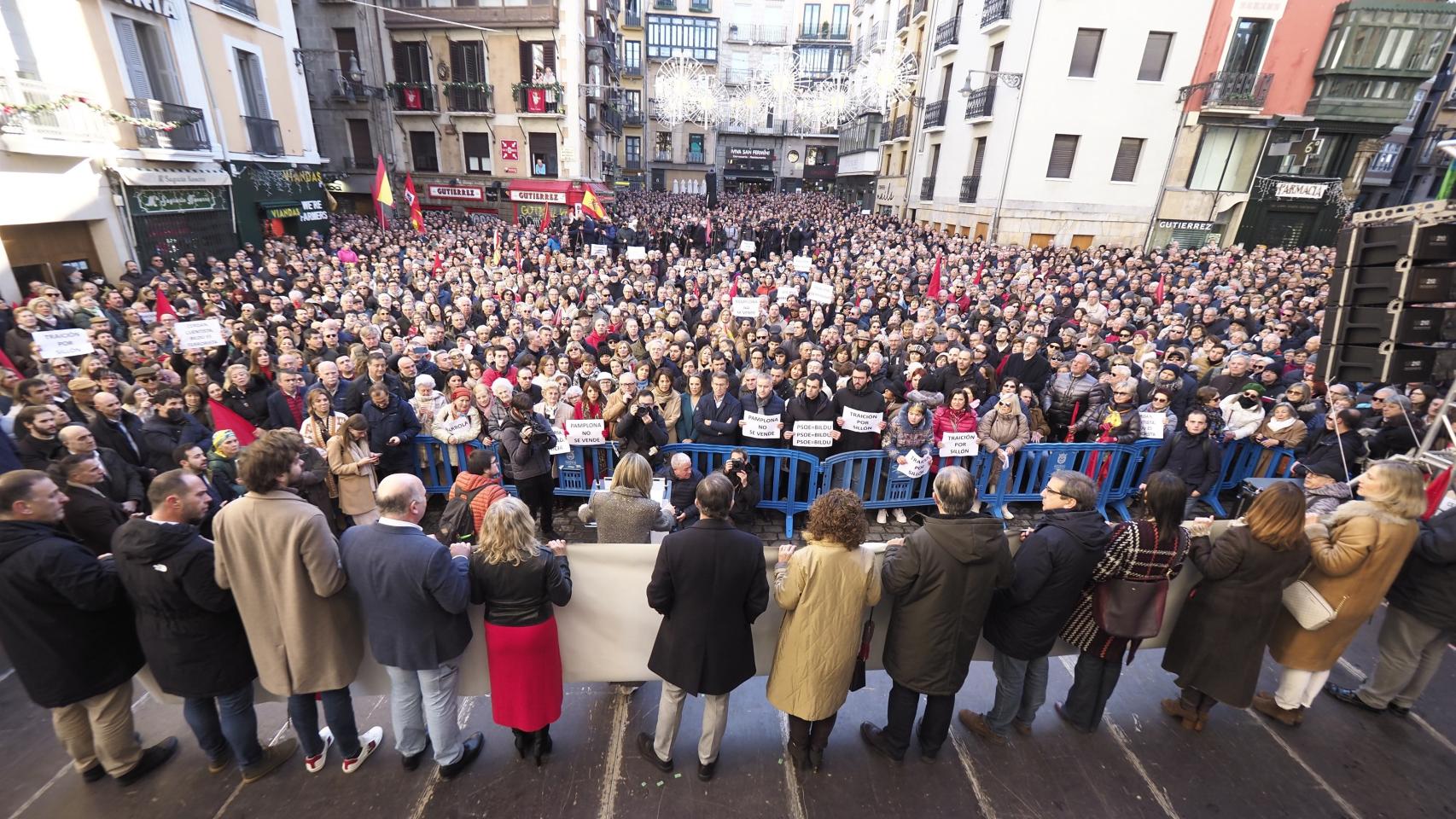 Imagen de la concentración convocada por UPN en contra de la moción de censura en el Ayuntamiento de Pamplona.