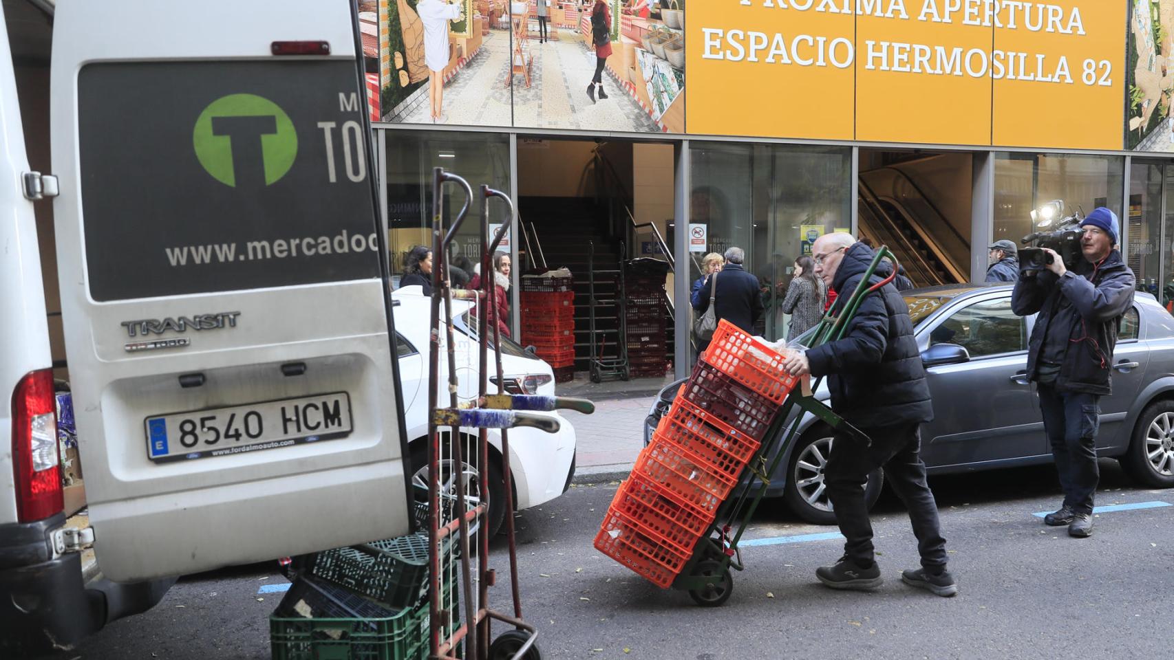 Comerciantes del Mercado de Torrijos sacan su género.