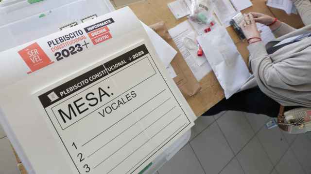 Fotografía de material para el plebiscito en el centro de votación ubicado en el estadio Monumental en Santiago