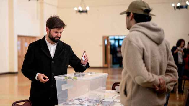 El presidente de Chile, Gabriel Boric, votando en el plebiscito constitucional