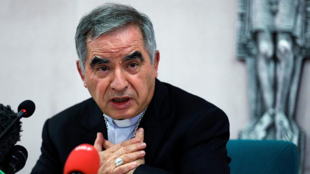 El cardenal Angelo Becciu, durante su comparecencia antes los medios de comunicación.