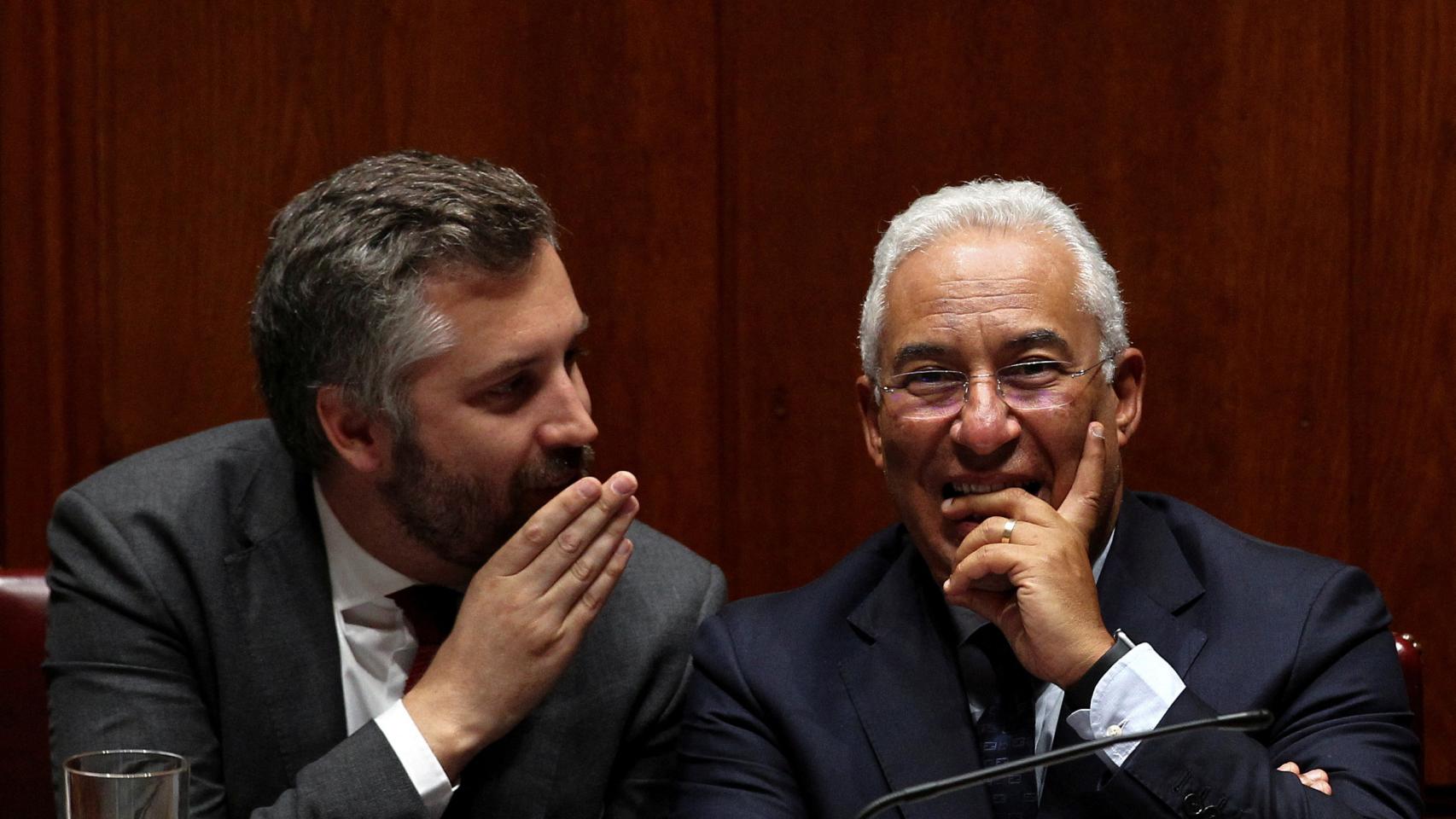 Pedro Nuno Santos conversa con António Costa, en Lisboa.