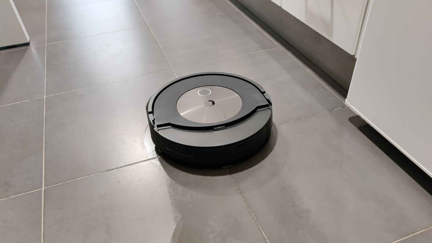 La Roomba Combo J9+ fregando suelo de baldosas