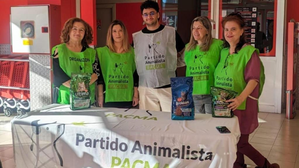 Voluntarios de la recogida de Pacma.