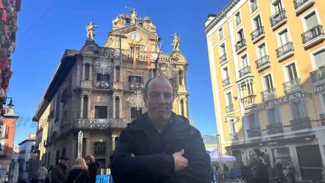 Carlos García Adanero, diputado del PP en el Congreso, frente al Ayuntamiento de Pamplona, donde es concejal, este domingo.