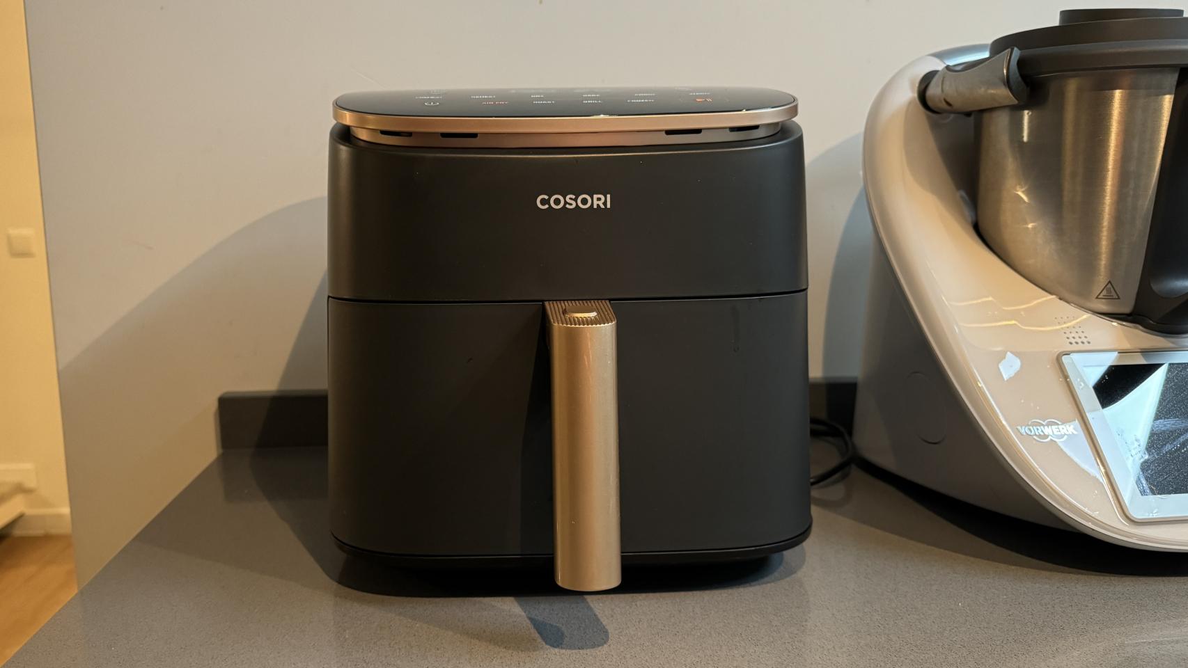 La nueva Cosori Turbo Blaze reduce en un 46% el tiempo de cocinado y un 40%  el consumo eléctrico. Se vende por 179,99 euros.