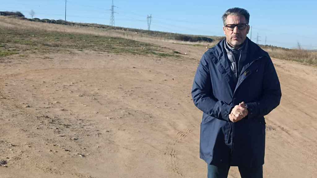 El alcalde de Villamayor, Ángel Luis Peralvo, en los terrenos donde se aplicará la nueva ordenanza urbanística