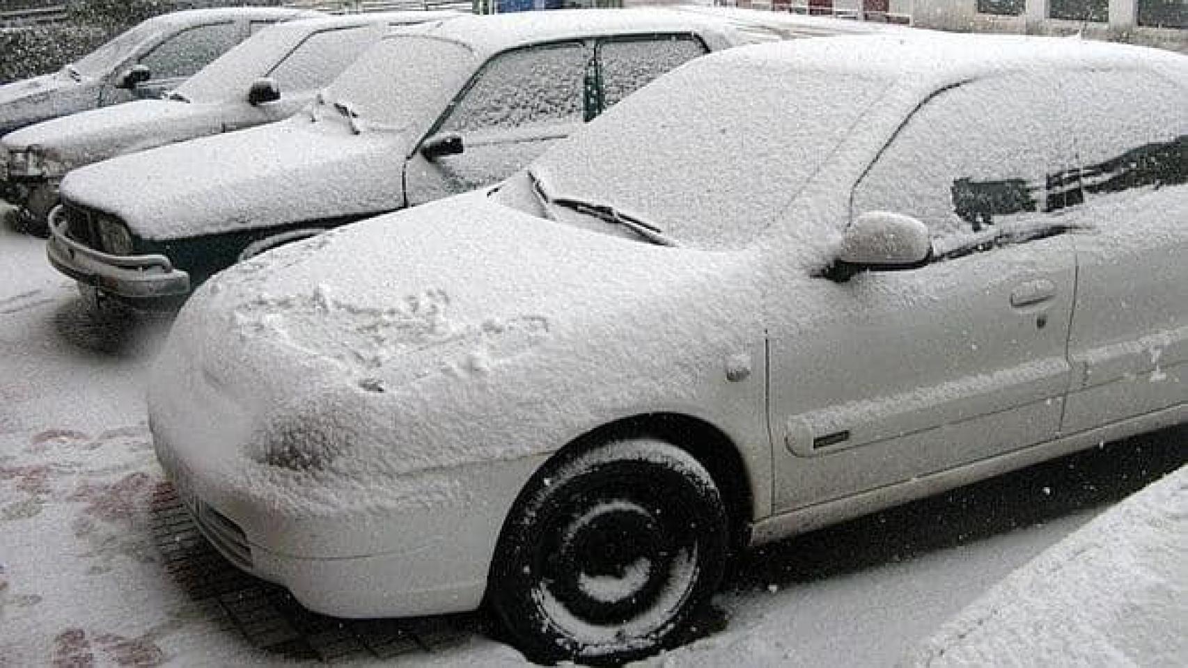 Imagen de archivo de un coche cubierto con nieve.