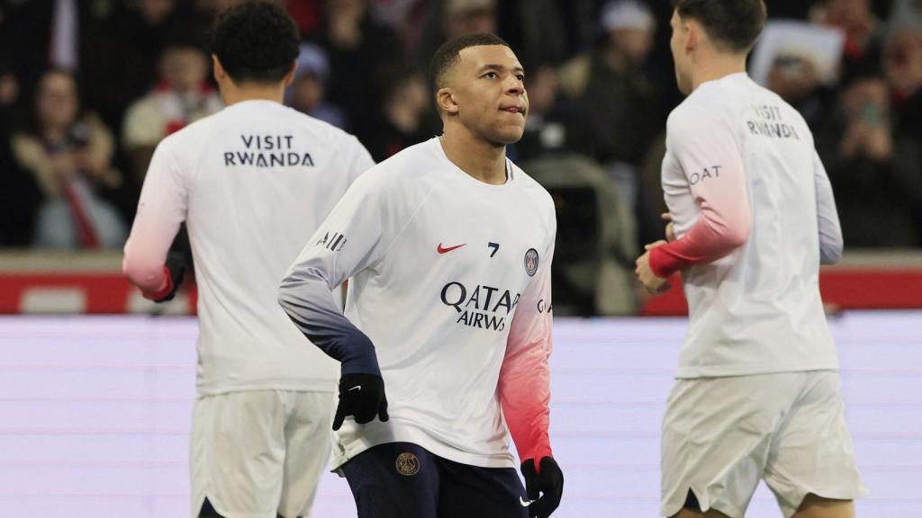 Mbappé durante un calentamiento con el PSG