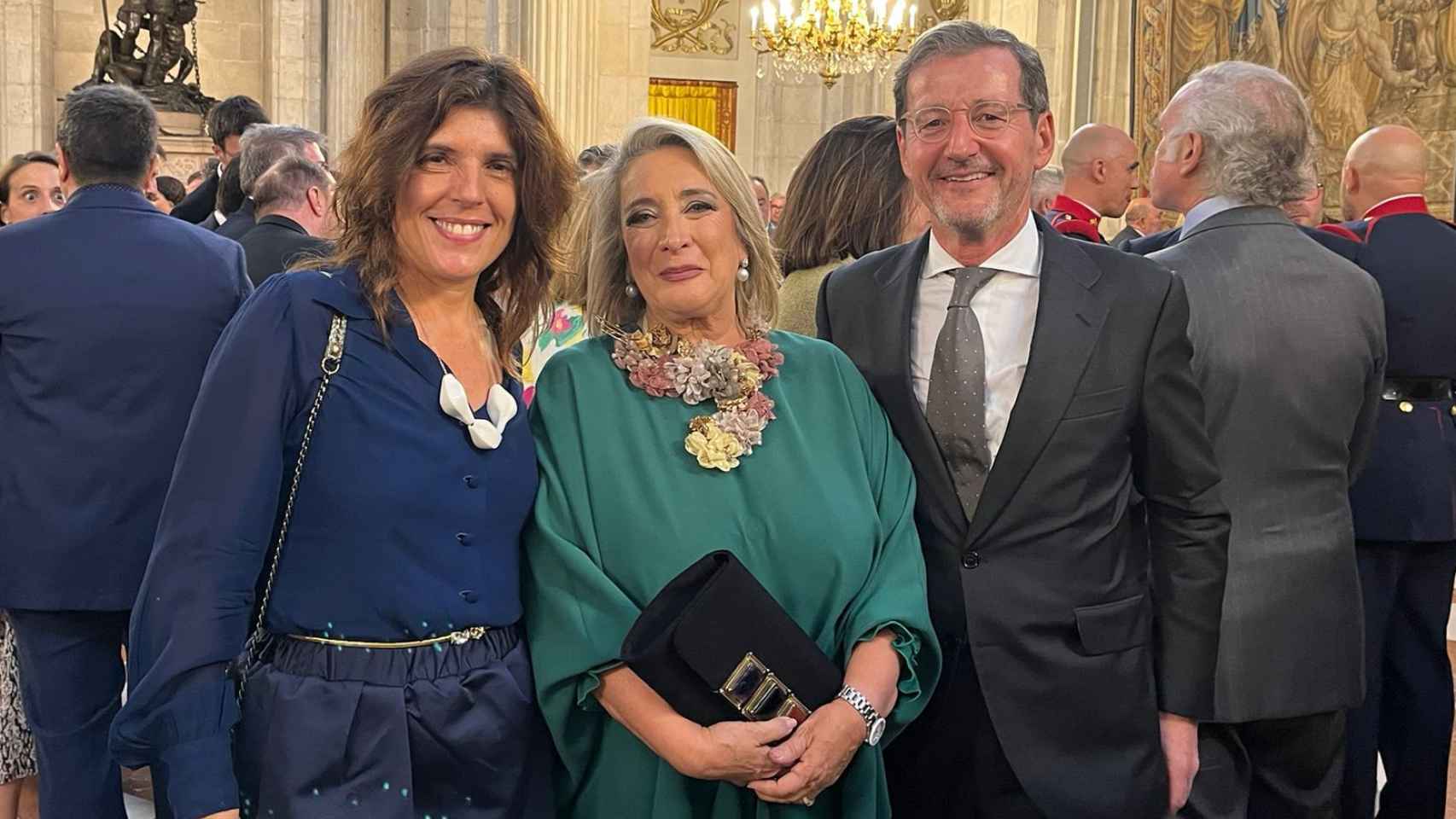 Ángeles Moreno y Roberto López en una imagen reciente junto a Esther Esteban, presidenta ejecutiva de EL ESPAÑOL EL DIGITAL CLM