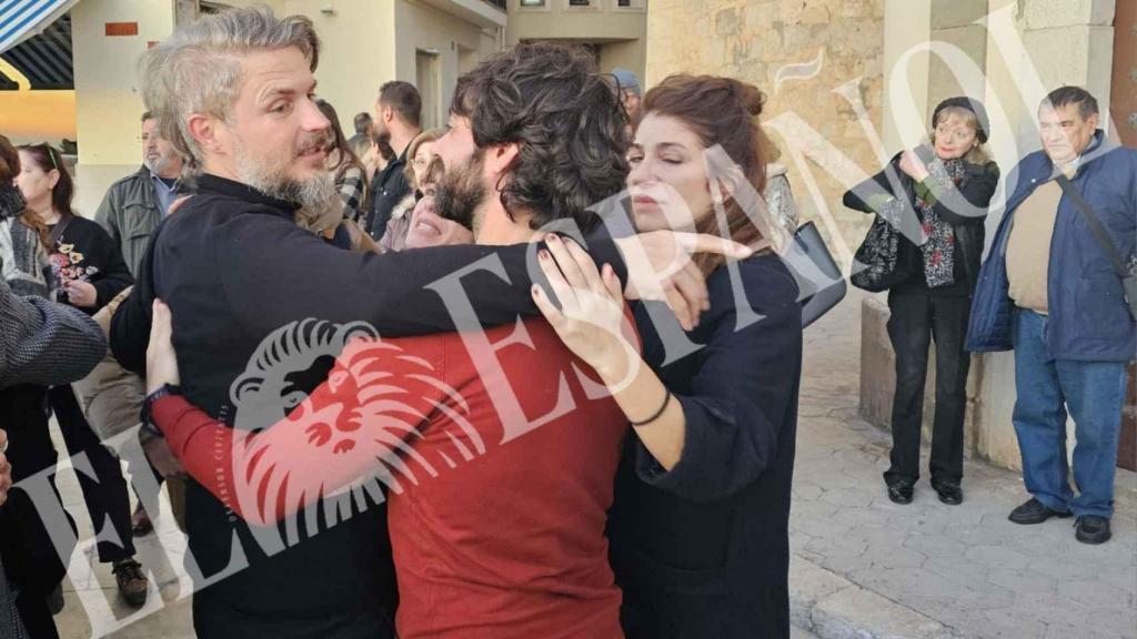 Oskar Salcedo junto a algunos compañeros de Daniela Costa, en el último adiós a la actriz.