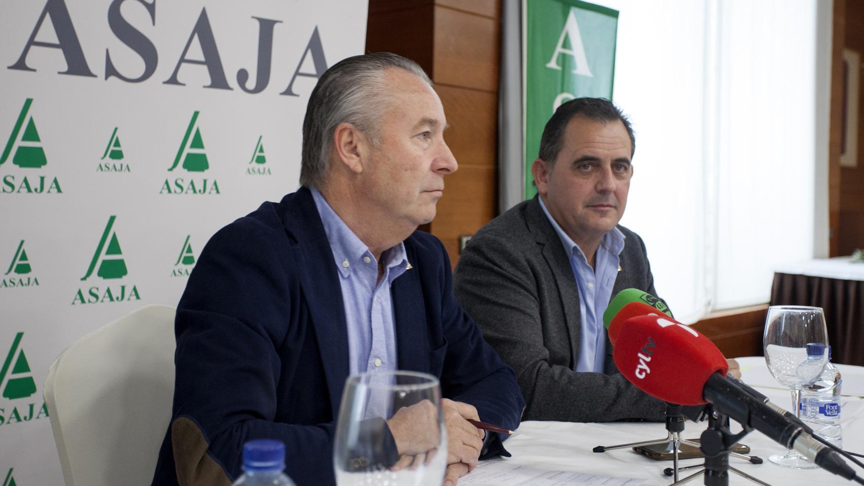 El presidente de Asaja Castilla y León, Donaciano Dujo, comparece junto al presidente de Asaja Salamanca, Juan Luis Delgado, para realizar un balance anual del sector agrario