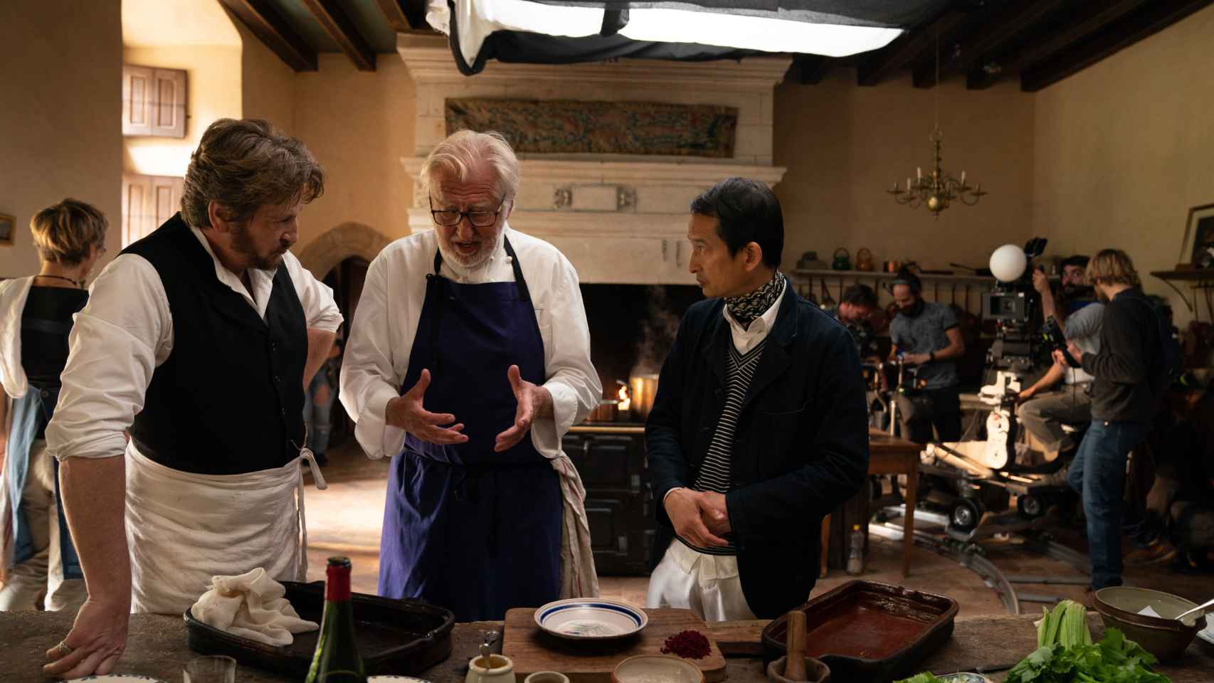 Tran Anh Hung  junto con el chef Pierre Gagnaire durante el rodaje de 'A fuego lento'.