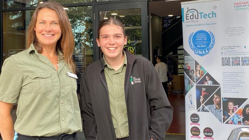 La inventora junto a una de sus profesoras de The Nature School