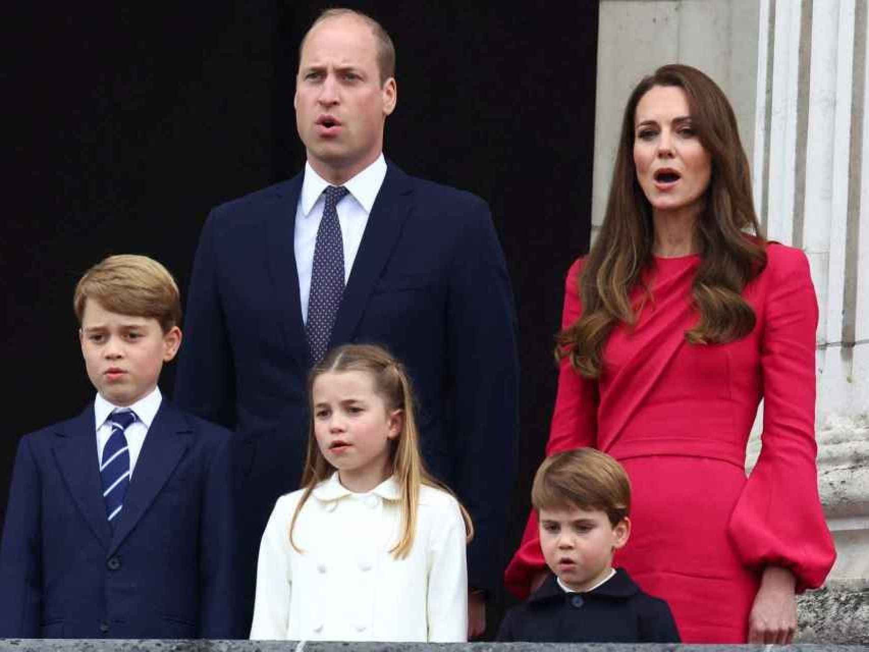 El príncipe Guillermo junto a Kate y sus tres hijos.