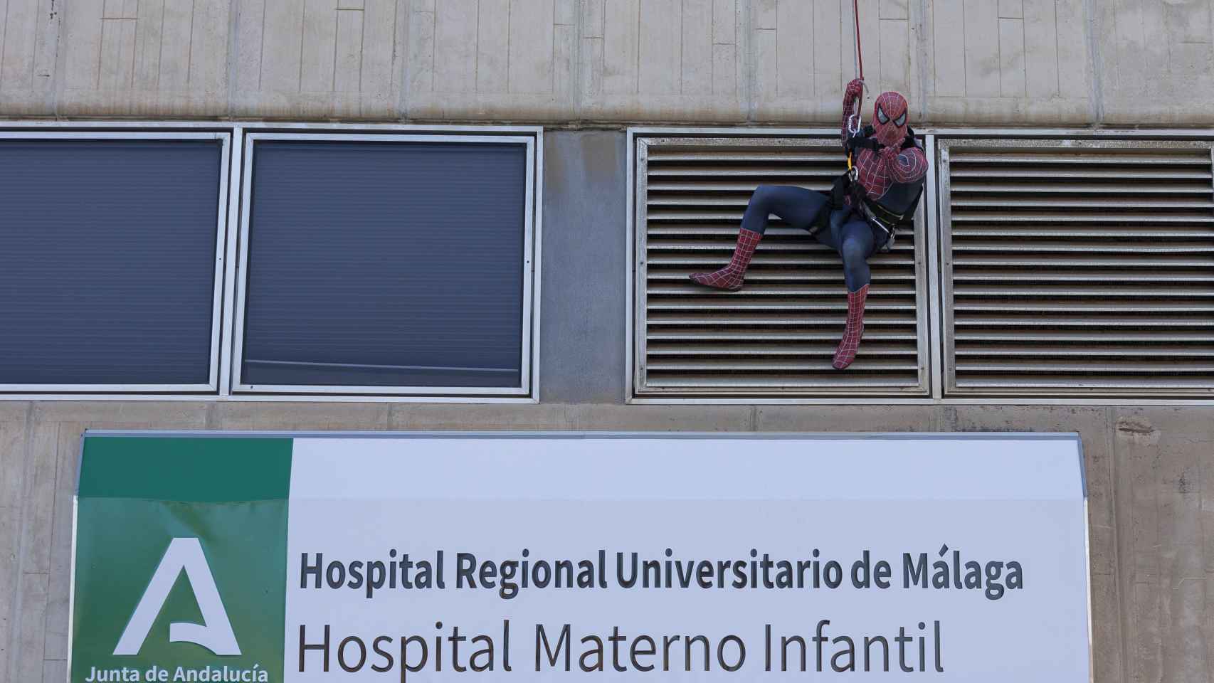 Edu Balboa posa como Spiderman desde la fachada del hospital.