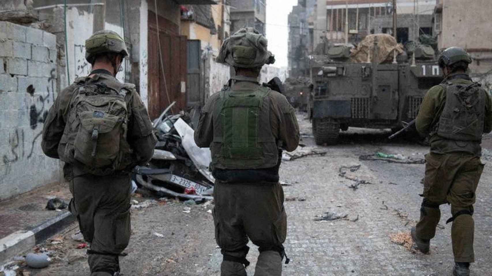 Militares israelíes pasean por una de las calles de Gaza