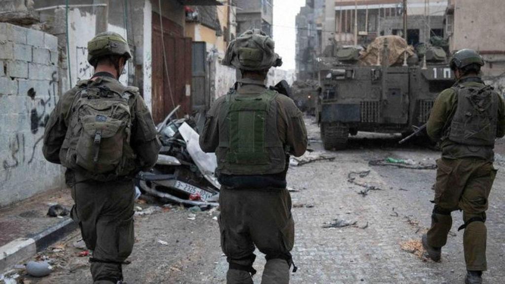 Militares israelíes pasean por una de las calles de Gaza