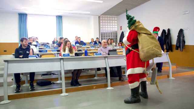 Papá Noel visita a los asistentes a los cursos de la Escuela de Negocios de la UA.
