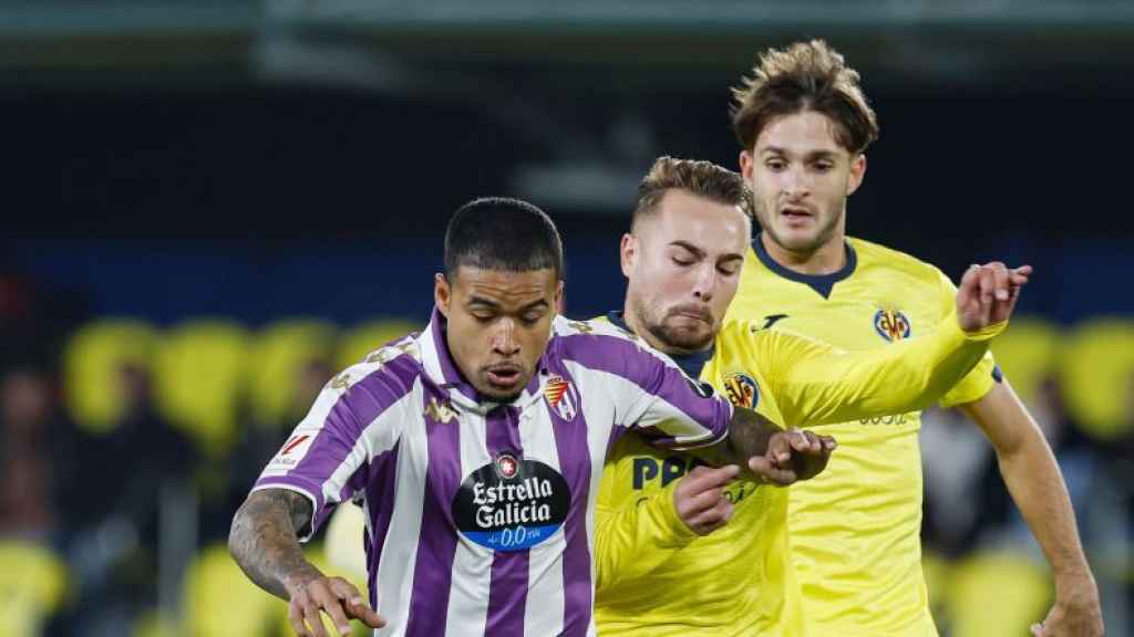 Kenedy defiende el balón ante dos rivales del Villarreal B