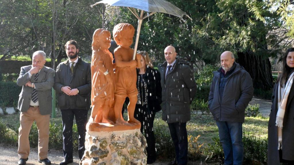 El Bosque de Béjar ha recuperado su emblemática Fuente del Paraguas, con la presentica de García-Gallardo y Santonja