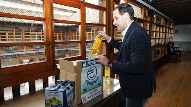 El presidente de la Diputación de Valladolid, Conrado Íscar, recolectando aceite