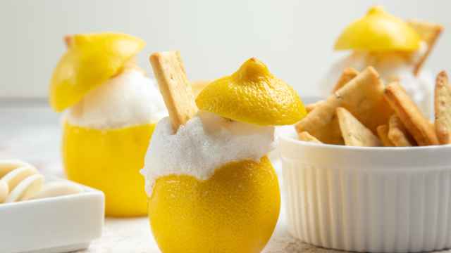 cocteles-limon-vista-frontal-hielo-galletas-jugo-coctel-citricos-mesa-blanca