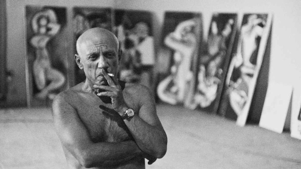 Picasso en el estudio fumando. Foto cortesía del Centro Cultural La Malagueta