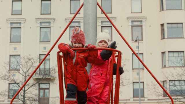 Imagen de unos niños jugando en un parque de Helsinki