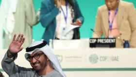 El presidente de la COP28, Sultan Ahmed Al Jaber, saluda en una sesión plenaria (Reuters/Amr Alfiky).