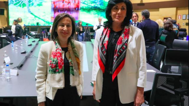 La ministra de Defensa, Margarita Robles, y la directora del CNI, Esperanza Casteleiro, en la sala de control del Centro.