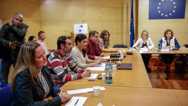 Familias peticionarias durante la reunión con la misión de eurodiputados para evaluar la inmersión lingüística en Cataluña.