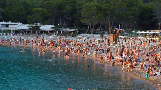 Bañistas disfrutan en la Cala Benirrás, a 28 de julio de 2022, en Ibiza, Baleares (España)