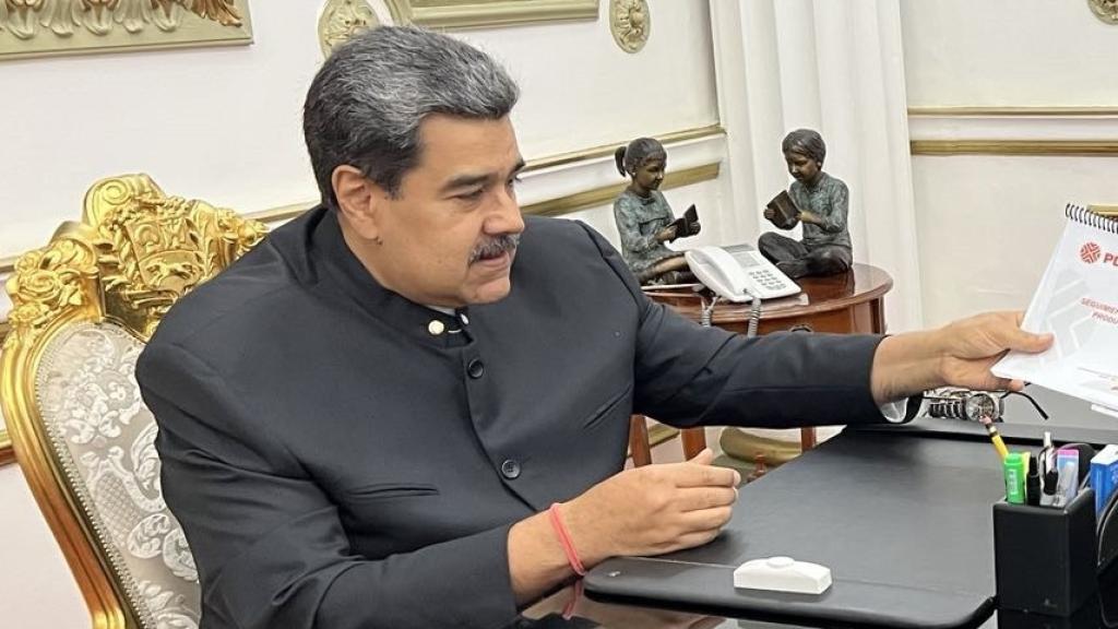 El presidente de Venezuela, Nicolás Maduro, con el presidente de PDVSA, Pedro Tellechea.