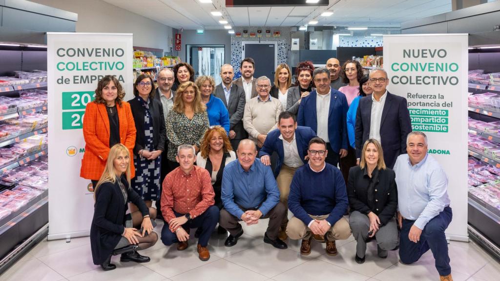 Foto tras el acuerdo sindical para el nuevo convenio colectivo de Mercadona. EE