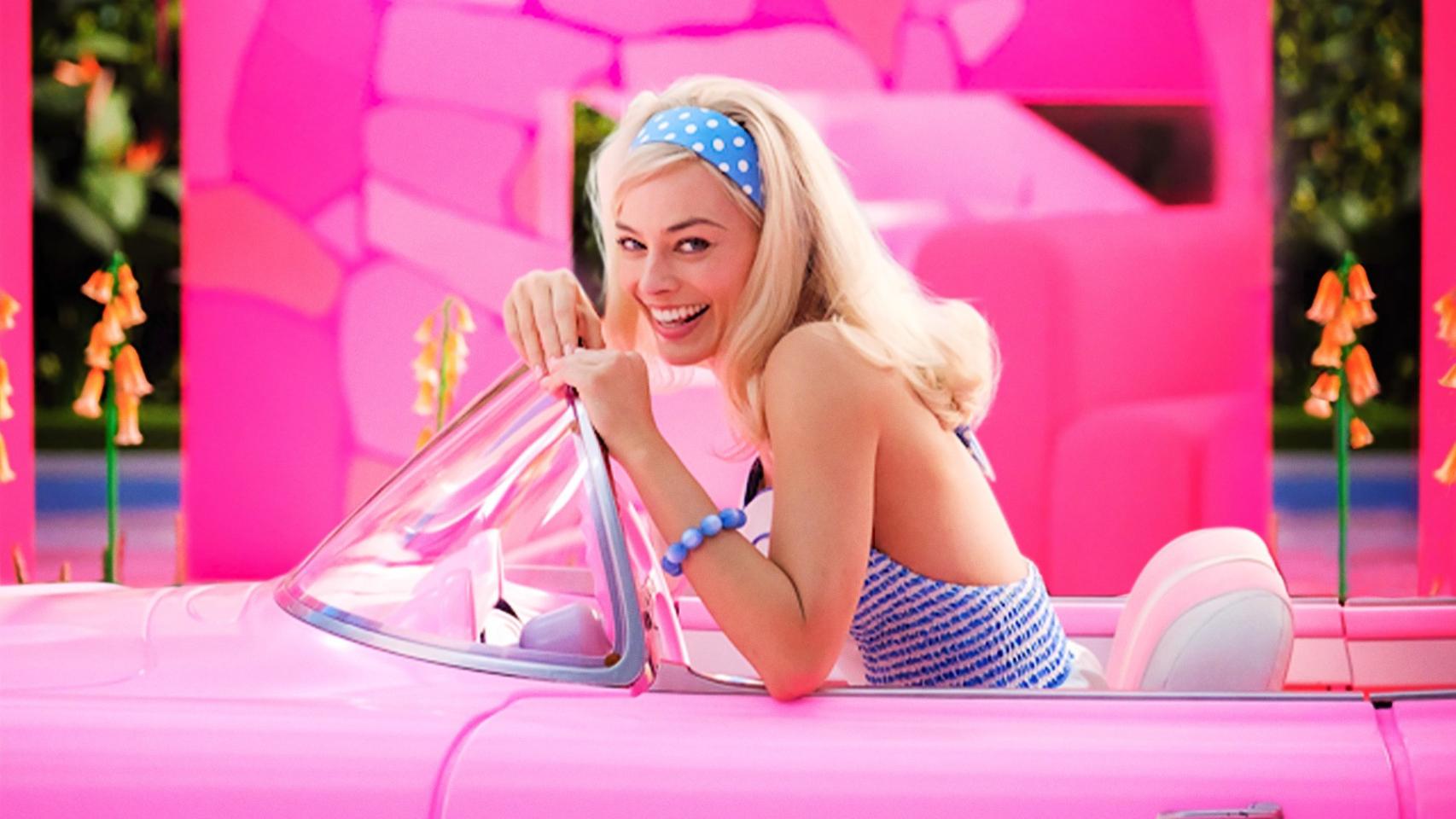 La muñeca Barbie de Margot Robbie con el vestido rosa icónico es