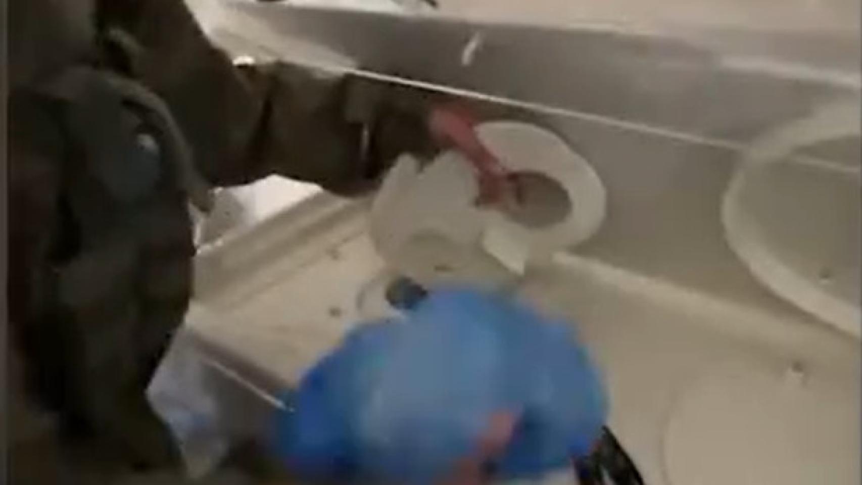 Un militar israelí sacando munición de una incubadora en un hospital de Gaza.
