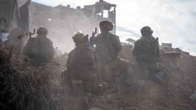 Soldados de Israel ante las ruinas de un edificio gazatí