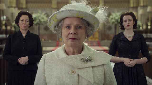 Un miembro del círculo de la reina Isabel II opina sobre las actrices en 'The Crown' y elige a su favorita