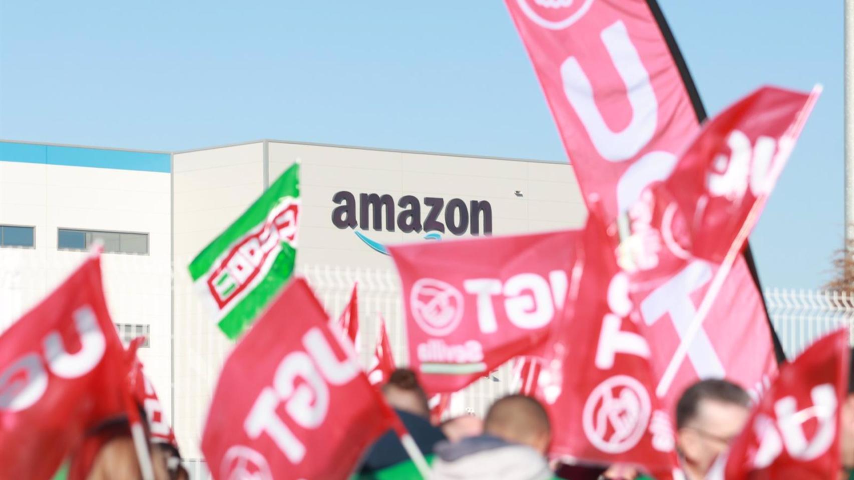 Trabajadores en huelga en la planta de Amazon en Dos Hermanas (Sevilla).