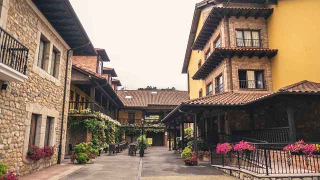El hotel asturiano que impresiona a todos: alójate entre montañas y con la mejor cueva termal de España