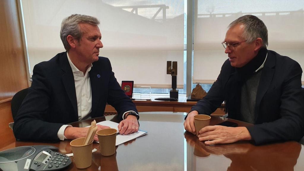 El presidente de la Xunta, Alfonso Rueda, y Carlos Tavares, consejero delegado del grupo automovilístico Stellantis. Foto: Xunta