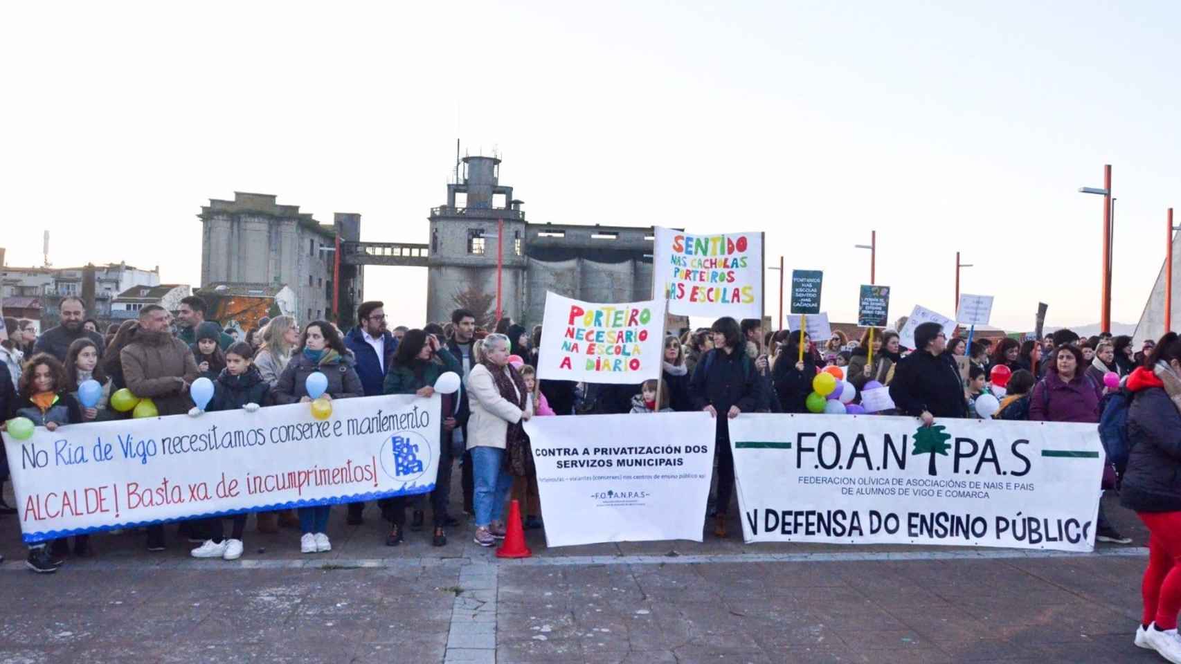 Protesta de las Anpas de Vigo ante el Ayuntamiento, reclamando la cobertura de las plazas de conserjes.